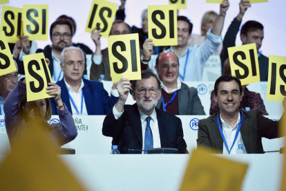 Una de las votaciones de ayer en el congreso del PP, con Cospedal, Rajoy y Maillo.