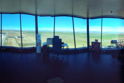 La torre de control, octogonal, en una imagen en línea de 360º