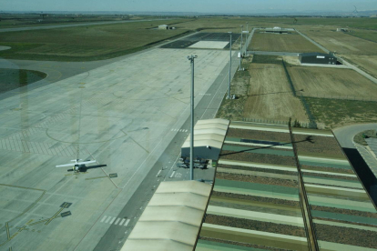 L’aeroport, amb el pàrquing d’avions i l’hangar del Reial Aeri Club al fons.