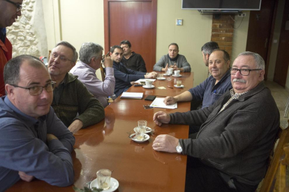Reunión ayer en Belianes entre los alcaldes y la comunidad de regantes del Segarra-Garrigues.