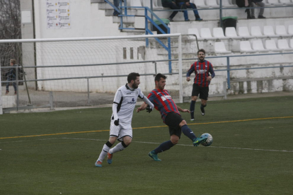 Un jugador del Borges colpeja la pilota davant de l’oposició d’un rival.