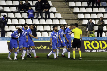 Els jugadors del Lleida celebren el gol de Cristian Alfonso, que va donar la victòria ‘in extremis’ dissabte davant de l’Ebro.