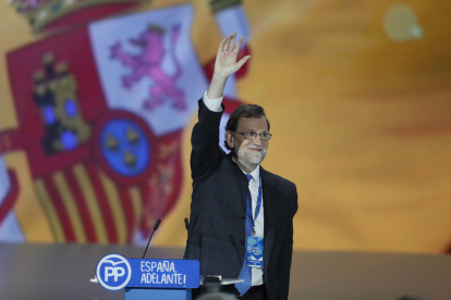 Mariano Rajoy va començar ahir el discurs final del congrés del PP davant una gran bandera espanyola.