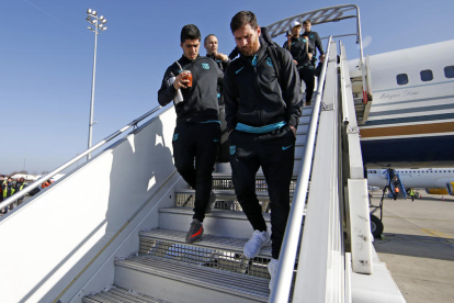 La expedición azulgrana, con Leo Messi y Luis Suárez en la imagen, a su llegada a París.