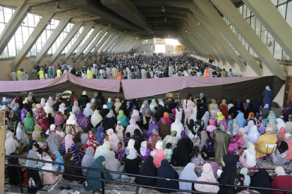 Imatge de l’últim rés del ramadà del juliol passat, que va congregar milers de fidels al Palau de Vidre dels Camps Elisis.