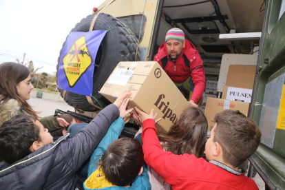 Los alumnos del colegio de Ivars d’Urgell, ayudando a colocar los paquetes dentro del camión.
