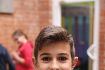 Los alumnos del colegio de Ivars d’Urgell, ayudando a colocar los paquetes dentro del camión.