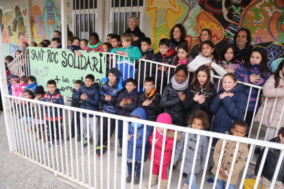 Los alumnos del colegio de Ivars d’Urgell, ayudando a colocar los paquetes dentro del camión.