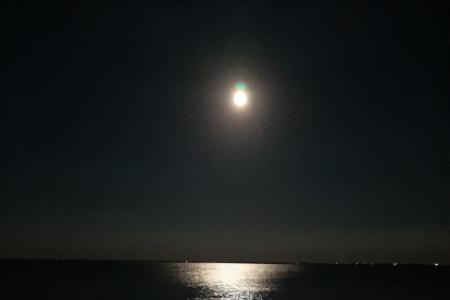 La lluna reflexada a la mar