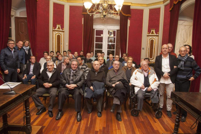 En la imagen, expresidentes y personas vinculadas al club tras el acto de presentación de ayer.