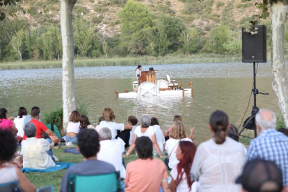 El espectáculo internacional 'Le Piano du Lac', un montaje nacido en 2014 en el cual el público disfruta de un concierto de piano mientras el instrumento “navega” por las aguas de un lago, volvió a las aguas del Segre en Sant Llorenç de Montgai, en Camarasa.