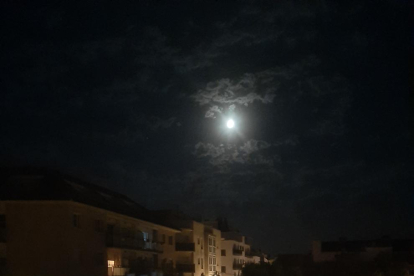 Lluna plena desde casa es impresionan