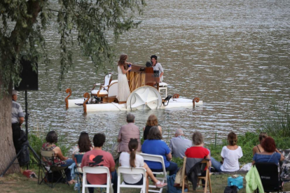 L'espectacle internacional 'Le Piano du Lac', un muntatge nascut el 2014 en el qual el públic gaudeix d'un concert de piano mentre l'instrument “navega” per les aigües d'un llac, va tornar  a les aigües del Segre a Sant Llorenç de Montgai, a Camarasa.