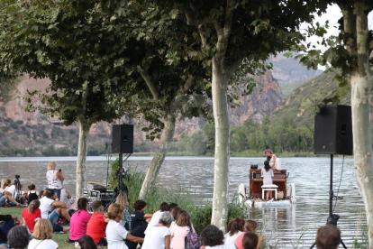 L'espectacle internacional 'Le Piano du Lac', un muntatge nascut el 2014 en el qual el públic gaudeix d'un concert de piano mentre l'instrument “navega” per les aigües d'un llac, va tornar  a les aigües del Segre a Sant Llorenç de Montgai, a Camarasa.