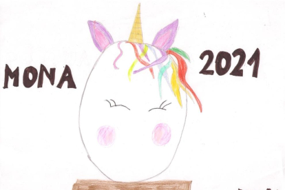 Lucia Lucas Pardo de 7 anys, ha dibuixat un ou de unicorn gegant de xocolata.