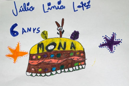 La Júlia té 6 anys i aquest any vol una mona amb un conillet de xocolata. Ha dibuixat 2 estrelles envoltades de punts perquè a l'escola han estudiat a l'artista japonesa Yayoi Kusama