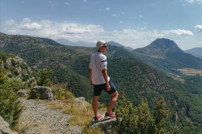 Des de la serra de Betesa a uns 1.500 m d'alçada, al Prepirineu d'Osca, gaudint de les espectaculars panoràmiques del Pirineu i Prepirineu català i oscenc. .