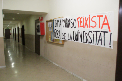 Una pancarta a l'interior de l'edifici del Rectorat contra la subdelegada del Govern de l'Estat.