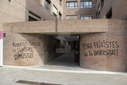Pintadas a la UdL contra el rector Fernández e Inma Manso.