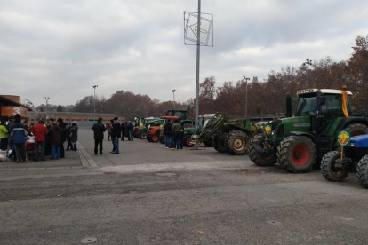 Tractores esta mañana en los Camps Elisis de Lleida antes de iniciar la marcha.