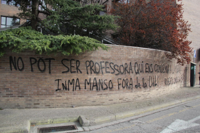 Pintadas a la UdL contra el rector Fernández e Inma Manso.