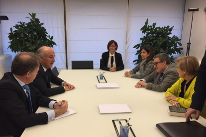 Ros, ahir, a la reunió amb el secretari d’Estat de Cultura, acompanyat per Parra, López i Ribes.