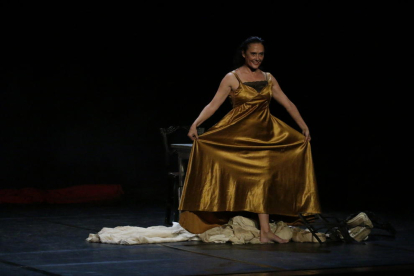 La coreógrafa catalana Marta Carrasco ofreció ayer en Lleida su último montaje, ‘Perra de nadie’.