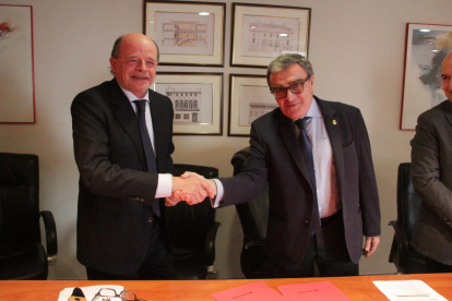 El alcalde de Lleida, Àngel Ros, y el tesorero de la UECBV, José Friguls, han firmado el convenio este martes en Lleida.