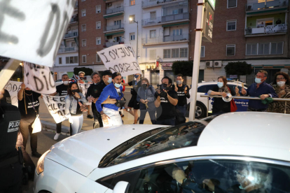 Orvepard i els pro residència no van anar a la reunió i una minoria va bloquejar el cotxe de Pueyo a la sortida de la Llotja