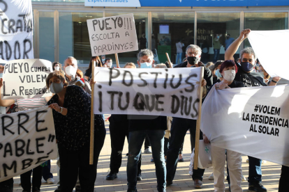 Orvepard i els pro residència no van anar a la reunió i una minoria va bloquejar el cotxe de Pueyo a la sortida de la Llotja