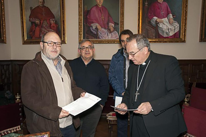 El acalde de Vallbona con el arzobispo de Tarragona, Jaume Pujol.