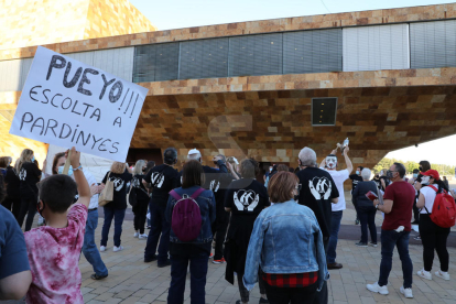 Orvepard i els pro residència no van anar a la reunió i una minoria va bloquejar el cotxe de Pueyo a la sortida de la Llotja