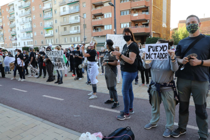 Orvepard i els pro residència no van anar a la reunió i una minoria va bloquejar el cotxe de Pueyo a la sortida de la Llotja