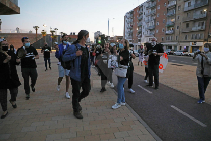 Orvepard i els pro residència no van anar a la reunió i una minoria va bloquejar el cotxe de Pueyo a la sortida de la Llotja