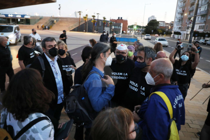 Orvepard i els pro residència no van anar a la reunió i una minoria va bloquejar el cotxe de Pueyo a la sortida de la Llotja