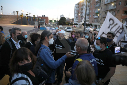 Orvepard i els pro residència no van anar a la reunió i una minoria va bloquejar el cotxe de Pueyo a la sortida de la Llotja