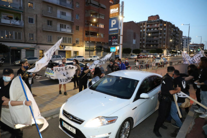 Orvepard i els pro residència no van anar a la reunió i una minoria va bloquejar el cotxe de Pueyo a la sortida de la Llotja