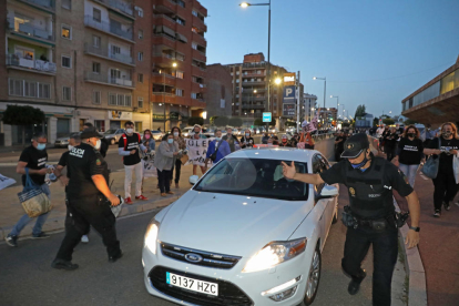 Orvepard i els pro residència no van anar a la reunió i una minoria va bloquejar el cotxe de Pueyo a la sortida de la Llotja