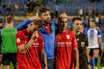La decepció dels jugadors del Lleida, un cop consumat el fracàs i descens a la quarta categoria estatal