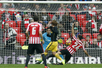 Griezmann anota el tanto del empate ante un Athletic que consiguió remontar el primer gol de Koke.