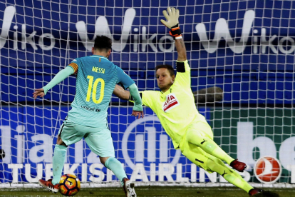 El porter de l’Eibar s’estira per intentar impedir el gol de Neymar.