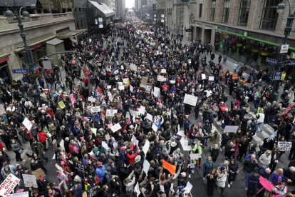 Vista de la multitudinària protesta contra Trump dissabte al carrer 42 de Manhattan, a Nova York.