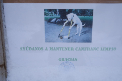 Divertida manera de concienciar a la gente, que las calles de Canfranc, en el Pirineo Aragonés, estén limpias.