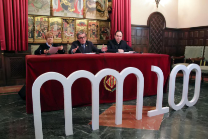 Parra, Ros i Navarro, ahir a la Paeria presentant els actes i el logo del centenari del Museu Morera que se celebra aquest 2017.