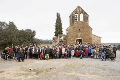 La iglesia de Algós, en Ponts, volvió a acoger ayer la tradicional fiesta de Sant Sebastià y Sant Antoni.