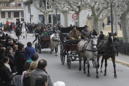 Centenars de persones van assistir ahir a les Borges Blanques a la tradicional festa dels Tres Tombs, amb desfilada de cavalls i carrosseries i benedicció d’animals.