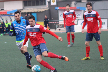 El jugador del Balaguer Jordana és perseguit per un de l’Igualada davant de la mirada de dos dels seus companys.