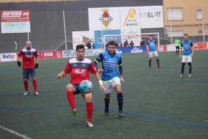 El jugador del Balaguer Jordana es perseguido por un jugador del Igualada ante la mirada de dos de sus compañeros.