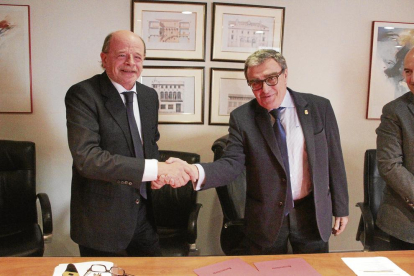 José Fríguls i Àngel Ros van tancar amb aquesta encaixada la firma del conveni de col·laboració.