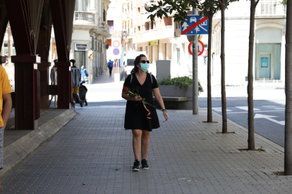 Imatges d'un Sant Jordi atípic a la ciutat de Lleida, sense parades de llibres per les restriccions
